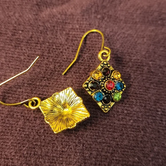 NEW Gold tone earrings with multi color crystals 💥 - Picture 3 of 3